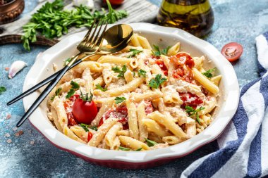 Çeri domatesleri, feta peyniri, sarımsak ve bitkilerden yapılmış Feta makarna tarifi. yemek tarifi malzemeleri, metin yeri, üst görünüm,