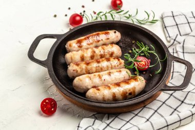 Ispanaklı ızgara sosis, avokado ve vişneli domates. Sıcak barbekü tabağı. Keto paleo diyet menüsü. dikey görüntü. Üst Manzara. metin için yer.