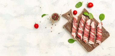 Kofta kebap ya da chevapchichi. Domuz pastırmasına sarılmış kıyma sosisler. Sağlıklı yağlar, kilo vermek için temiz yiyecekler..