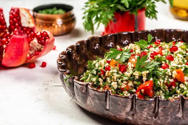 中东或阿拉伯菜 各种迷幻药和小吃 蔬菜沙拉 西红柿 香草的顶部视图 传统东方沙拉塔布莱 — 图库照片