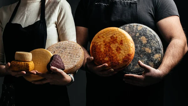 Işçiliğinin Tipik Bir Talyan Peyniri Vardır Fransız Peyniri Arka Plandaki — Stok fotoğraf
