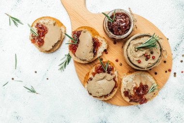 Ev yapımı ördek ciğeri ve kırmızı soğan reçeli. Gurme aperatifler, çeşitli İtalyan aperatifleri bruschetta. afiş, menü, metin için tarif yeri, üst görünüm.