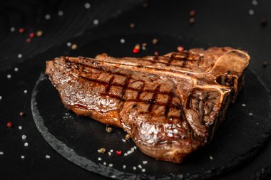 Kurumuş ızgara Biftek Biftek Biftek Büyük parça fileto ile dilimlenmiş otlar ve tuz. Amerikan Et Restoranı.