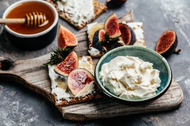 Bir kase krem peynir. Kanepe, incir, krem peynir ve ballı sandviç. Yemek tarifi geçmişi. Kapat..