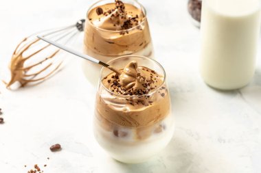 dalgona kahve, hazır kahve, pankart, menü, metin için tarif yeri ve köpüklü Kore içeceği latte..