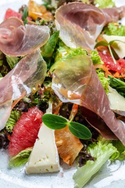 Peynirli peynirli jambonlu jambon salatası ve greyfurt, salata karışımı. Restoran menüsü, diyet, yemek kitabı tarifi..