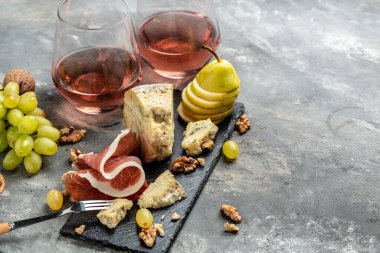 Şarapla romantik bir akşam yemeği ve meyveli peynir tabağı. Üzümlü, fındıklı kaju peynirli, küflü Gorgonzola. Peynirli bir bardak şarap. İçecek..