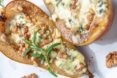 Mavi peynir, fındık ve bal ile pişirilmiş armutlar. Fransız mutfağı. Keto diyeti. Vejetaryen yemeği. afiş, menü, metin için tarif yeri, üst görünüm.