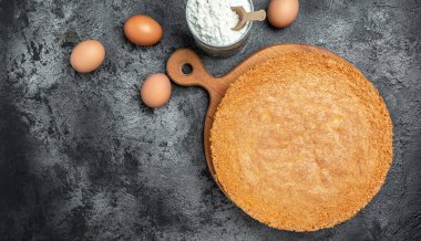 Ahşap masada ev yapımı kek, fırın arka planı. Mutfak, yemek pişirme, fırın konsepti. metin için yer, üst görünüm.