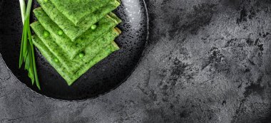 Ispanaktan yeşil krep. Sağlıklı kahvaltı. Lezzetli kahvaltı ya da atıştırmalık, sağlıklı beslenme konsepti. Detoks diyeti. Vejetaryen yemeği. Kilo kaybı, üst görünüm.