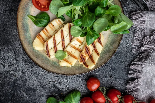 Vegetarischer Salat Mit Gebratenen Halloumi Und Tomaten Nahaufnahme Keto Ketogene — Stockfoto