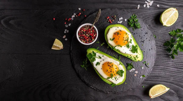 Яйца Запеченные Авокадо Свежая Руккола Молотый Перец Тёмном Фоне Завтрак — стоковое фото