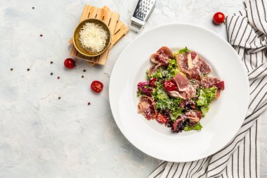 Prosciutto salatası, jambon ve greyfurt jamonu, salata karışımı, greyfurt, vişneli domates, parmesan peyniri. Sağlıklı yemek, keto diyeti, diyet öğle yemeği konsepti..