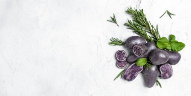 Beyaz arka planda soyutlanmış çiğ patates ya da yarasa. Batata patatesi. Vejetaryen yemek malzemeleri. Ipomoea yarasaları. Batata patatesi. Uzun afiş biçimi. en üstteki görünüm,