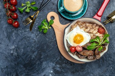 Keto diyet kahvaltısı ya da öğle yemeği. Tatlı mor patatesler, ızgara pastırma ve tavada kızarmış yumurta ve kahve. Sağlıklı yağlar, kilo vermek için temiz yiyecekler, üst görünüm..