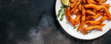 Siyah arka planda otlu patates kızartması. Uzun afiş biçimi. en üstteki görünüm.