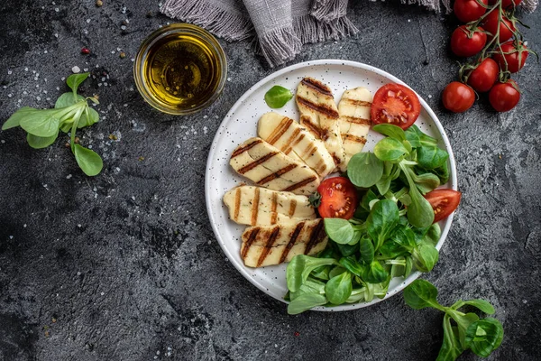 Vegetarischer Salat Mit Gebratenen Halloumi Und Tomaten Nahaufnahme Keto Ketogene — Stockfoto