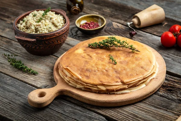 Gefüllte Pfannkuchen Oder Crêpes Mit Hühnerfleisch Und Käse Traditionelle Russische — Stockfoto