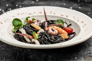 Deniz ürünleri ahtapotlu mürekkep balığı spagettisi, kabuklu midye ve karides. Restoran menüsü, diyet, yemek kitabı tarifi üst görünümü.