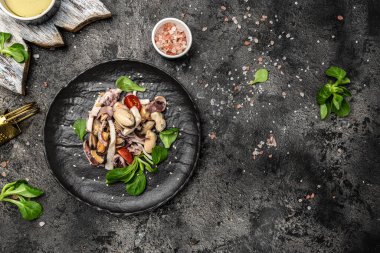 Deniz ürünleri tabağı ahtapot, midye ve karides. Restoran menüsü, diyet, yemek kitabı tarifi üst görünümü,