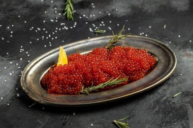 Lezzetli kırmızı havyar, kaliteli tabakta, gurme yemekleri yakın, aperatif, seçici odak, metin için yer.
