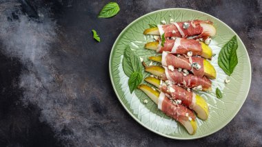 Armut, mavi peynir ve jambonlu aperatif sağlıklı yağlar, kilo vermek için temiz yiyecekler, uzun afiş formatı. en üstteki görünüm,