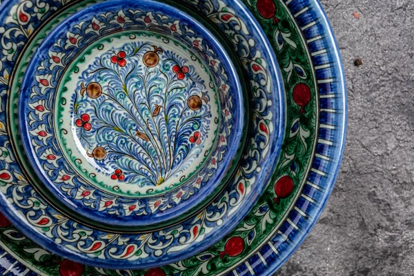 Trzy Ręcznie Malowane Niebieskie Naczynia Ceramiczne Tradycyjne Uzbeckie Naczynia Miska — Zdjęcie stockowe