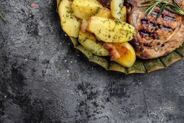 Metal tepside domuz pirzolası. Organik yiyecekler. Taze domuz eti. Restoran menüsü, diyet, yemek kitabı tarifi..