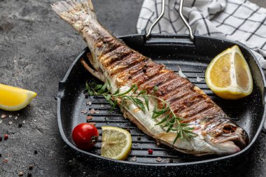 Pişmiş alabalık, limonlu ızgara alabalık, sağlıklı beslenme konsepti. afiş, menü, metin için tarif yeri, üst görünüm,