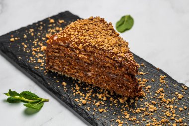 Konsantre süt ve tuzlu karamel ile iştah açıcı waffle keki. Karamelize edilmiş konsantre süt ve lezzetli tatlı ile yakın görüş waffle 'ı.,