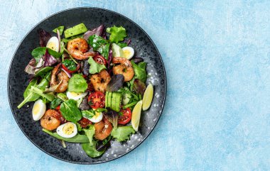 Beslenme menüsü. Kiraz domatesli sağlıklı salata, salatalık, avokado, yumurta ve füme karides. Paleo diyet menüsü. Sağlıklı beslenme eğilimi. mesaj için yer. Üst görünüm.