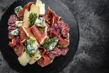 Aperatifler. Prosciutto ve mavi peynirli sandviç. Kırmızı şaraplı antipasti. afiş, metin için menü tarifi yeri, üst görünüm.
