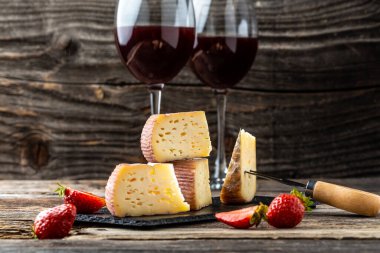 Ahşap masada servis edilen el yapımı peynir geleneksel Fransız ve İtalyan peyniri parçaları. Metin için boşluk.