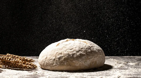 Hefeteig Für Brot Oder Pizza Auf Einer Bemehlten Oberfläche Mit — Stockfoto