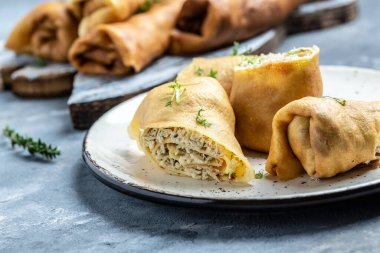 Tavuk eti ve peynirli krep ya da krep. Geleneksel Rus Shrovetide Maslenitsa festivali yemeği. Yemek tarifi geçmişi. Kapat.,