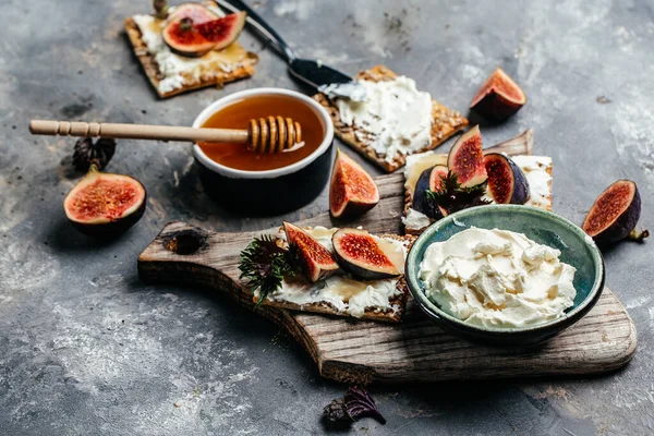 Crostini Com Queijo Ricota Figos Mel Sobre Fundo Branco Menu — Fotografia de Stock