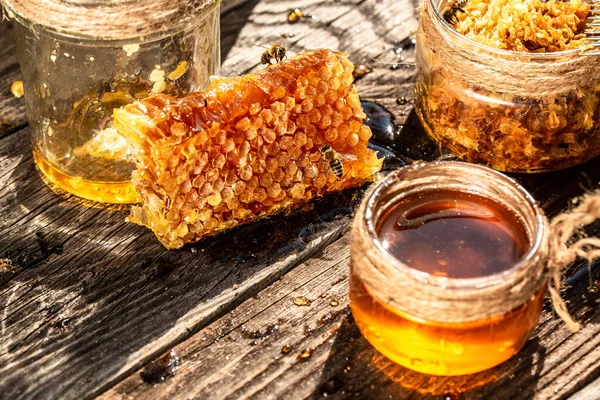 Macro Foto Van Een Bijenkorf Een Honingraat Bijen Produceren Vers — Stockfoto