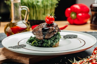 Ispanaklı sığır filetosundan madalyon bifteği, lezzetli dengeli gıda konsepti,