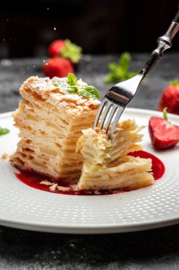 Kremalı, elmalı ve naneli vanilyalı kremalı fırında turta ve çilek reçeli. dikey görüntü. Üst Manzara. metin için yer.