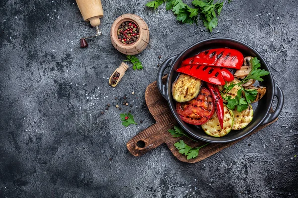 Grilled Vegetables Colorful Bell Pepper Zucchini Eggplant Herbs Cast Iron — Stock Photo, Image