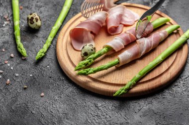 Kuşkonmaz ve pastırma pişirmeye hazır. Keto Paleo diyet menüsü. Uzun pankart biçimi, üst görünüm.