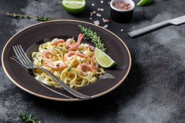 Izgara karides, beşamel sosu ve kekik ile birlikte deniz ürünleri tagliatelle makarna, fettucine makarna. İtalyan yemeği. Sağlıklı diyet deniz ürünleri konsepti. Üst görünüm.