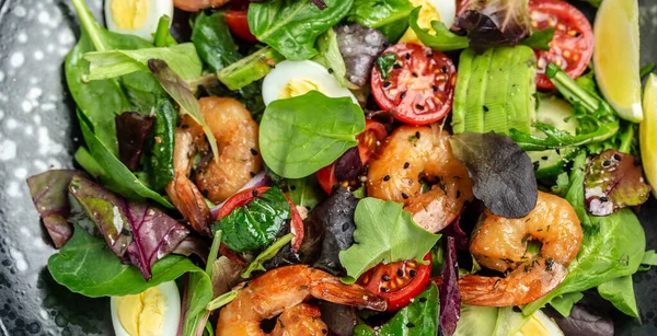 Dieetmenu Gezonde Salade Met Kerstomaten Komkommer Avocado Eieren Gerookte Garnalen — Stockfoto