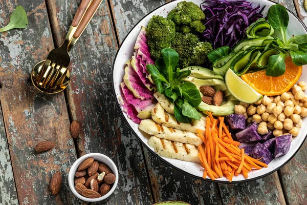 Friska Vegetariska Buddha Skål Sallad Med Halloumi Ost Avokado Gurka — Stockfoto