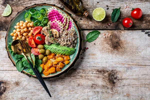 Cuenco Buda Con Quinoa Aguacate Champiñones Pepino Garbanzos Espinacas Tomates —  Fotos de Stock