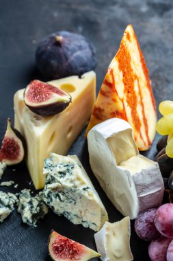 Mavi peynir ve tatlı meyve inciri. İtalya 'nın kuzeyinden küflü mavi peynirli gorgonzola picante. Yemek tarifi geçmişi. Kapat..