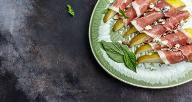 Armut, mavi peynir ve jambonlu aperatif sağlıklı yağlar, kilo vermek için temiz yiyecekler, uzun afiş formatı. en üstteki görünüm,