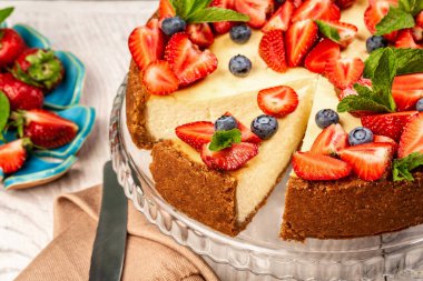 Tatlı olarak taze çilekli nefis cheesecake. sağlıklı organik yaz meyveli tatlı cheesecake. Ev yapımı peynirli kek..