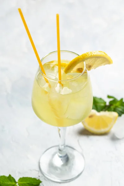 Bebidas Refrescantes Para Verano Zumo Limonada Agria Dulce Fría Con — Foto de Stock