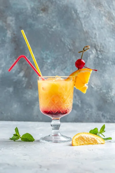 Cocktail Amarelo Com Hortelã Laranja Gelo Bebida Alcoólica Não Alcoólica — Fotografia de Stock